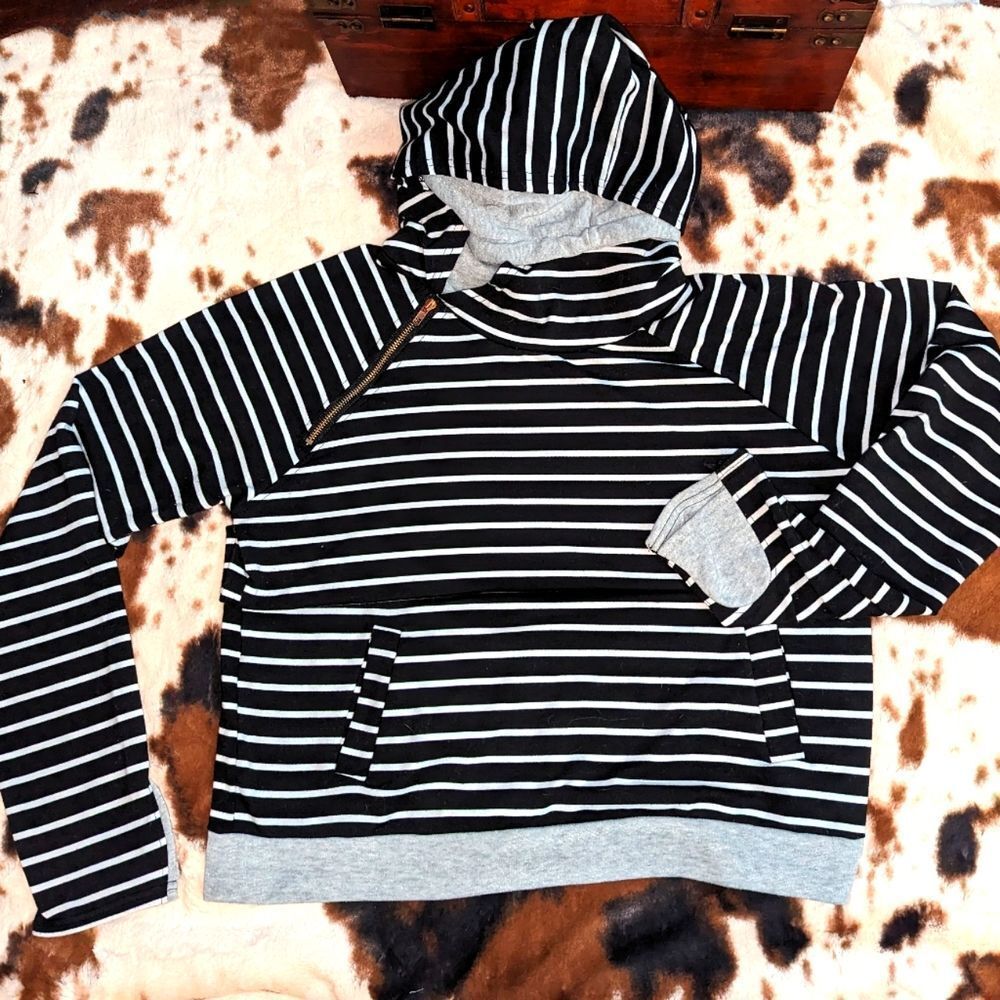 Boutique Double Hood pullover Equivalent to a generous XL or slim fit 2XL